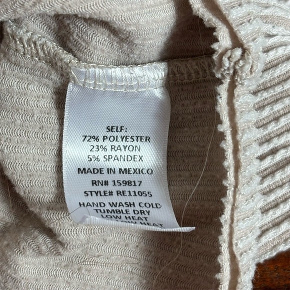 Altar'd State Top Womens XS Beige Ribbed Knit Cropped V-Neck Long Sleeve - Picture 2 of 6